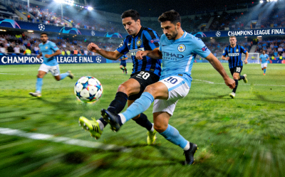 欧冠决赛曼城与国际米兰球员争抢足球的精彩瞬间